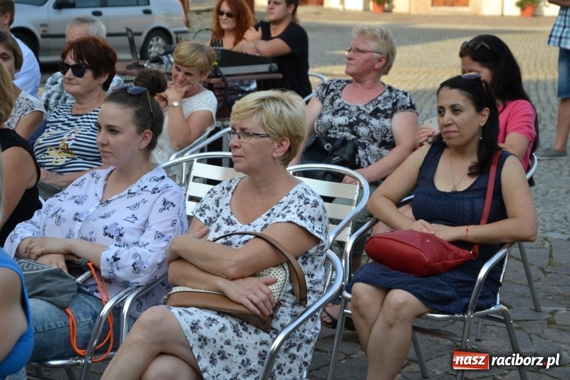Zdjęcie w galerii na portalu naszraciborz.pl: Piosenki na Zamku czar..., czyli spotkanie muzyczne na Zamku Piastowskim wiadomości z regionu
