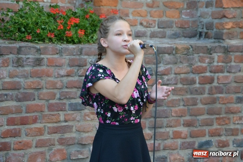 Zdjęcie w galerii na portalu naszraciborz.pl: Piosenki na Zamku czar..., czyli spotkanie muzyczne na Zamku Piastowskim wiadomości z regionu