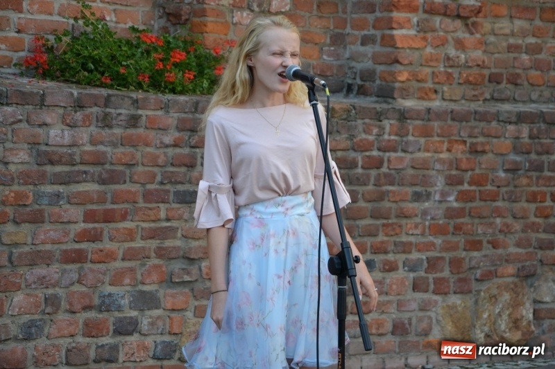 Zdjęcie w galerii na portalu naszraciborz.pl: Piosenki na Zamku czar..., czyli spotkanie muzyczne na Zamku Piastowskim wiadomości z regionu