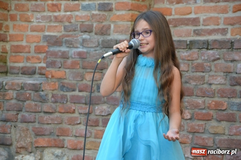 Zdjęcie w galerii na portalu naszraciborz.pl: Piosenki na Zamku czar..., czyli spotkanie muzyczne na Zamku Piastowskim wiadomości z regionu