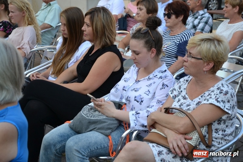 Zdjęcie w galerii na portalu naszraciborz.pl: Piosenki na Zamku czar..., czyli spotkanie muzyczne na Zamku Piastowskim wiadomości z regionu