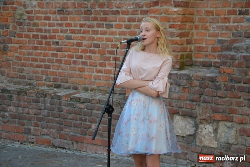 Zdjęcie w galerii na portalu naszraciborz.pl: Piosenki na Zamku czar..., czyli spotkanie muzyczne na Zamku Piastowskim wiadomości z regionu