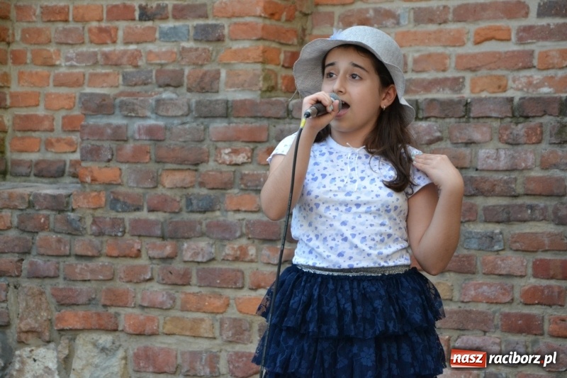 Zdjęcie w galerii na portalu naszraciborz.pl: Piosenki na Zamku czar..., czyli spotkanie muzyczne na Zamku Piastowskim wiadomości z regionu