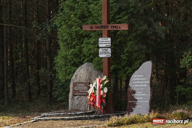 Zdjęcie w galerii na portalu naszraciborz.pl: Strażacy uczcili ofiary tragicznego pożaru lasów sprzed 25 lat wiadomości z regionu