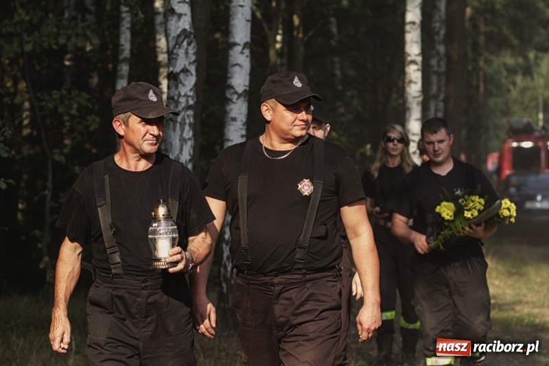 Zdjęcie w galerii na portalu naszraciborz.pl: Strażacy uczcili ofiary tragicznego pożaru lasów sprzed 25 lat wiadomości z regionu