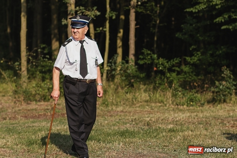 Zdjęcie w galerii na portalu naszraciborz.pl: Strażacy uczcili ofiary tragicznego pożaru lasów sprzed 25 lat wiadomości z regionu