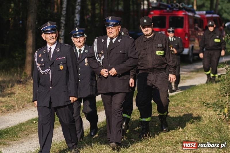 Zdjęcie w galerii na portalu naszraciborz.pl: Strażacy uczcili ofiary tragicznego pożaru lasów sprzed 25 lat wiadomości z regionu