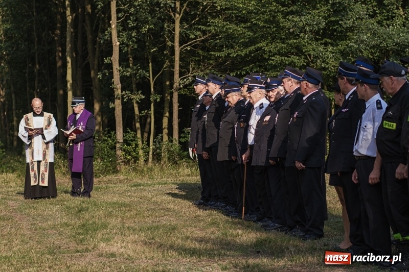 Zdjęcie w galerii na portalu naszraciborz.pl: Strażacy uczcili ofiary tragicznego pożaru lasów sprzed 25 lat wiadomości z regionu