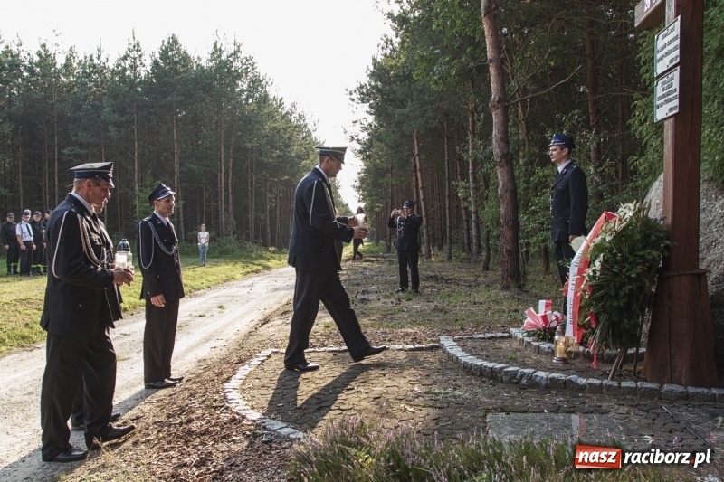 Zdjęcie w galerii na portalu naszraciborz.pl: Strażacy uczcili ofiary tragicznego pożaru lasów sprzed 25 lat wiadomości z regionu