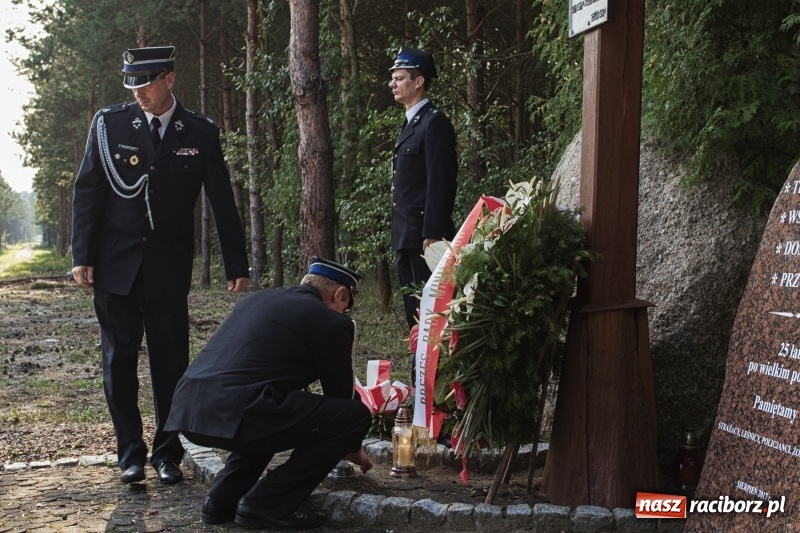 Zdjęcie w galerii na portalu naszraciborz.pl: Strażacy uczcili ofiary tragicznego pożaru lasów sprzed 25 lat wiadomości z regionu