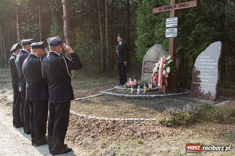Zdjęcie w galerii na portalu naszraciborz.pl: Strażacy uczcili ofiary tragicznego pożaru lasów sprzed 25 lat wiadomości z regionu