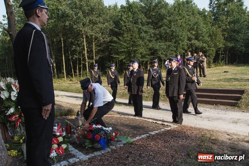 Zdjęcie w galerii na portalu naszraciborz.pl: Strażacy uczcili ofiary tragicznego pożaru lasów sprzed 25 lat wiadomości z regionu