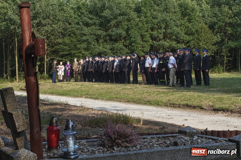 Zdjęcie w galerii na portalu naszraciborz.pl: Strażacy uczcili ofiary tragicznego pożaru lasów sprzed 25 lat wiadomości z regionu