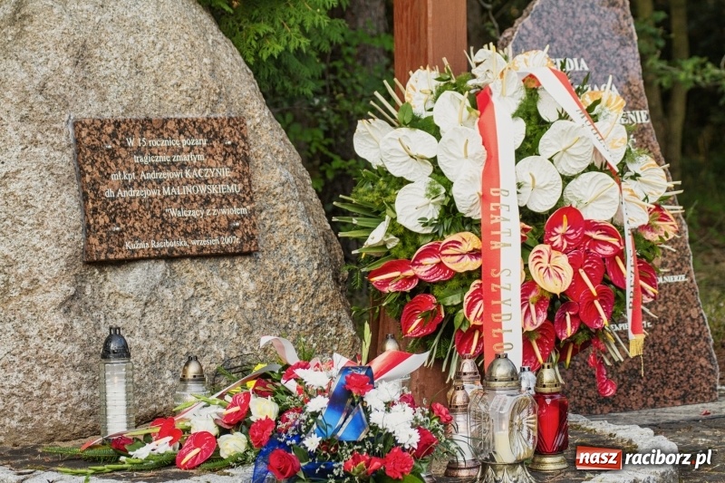 Zdjęcie w galerii na portalu naszraciborz.pl: Strażacy uczcili ofiary tragicznego pożaru lasów sprzed 25 lat wiadomości z regionu