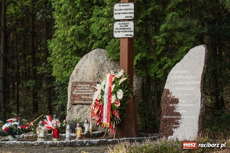 Zdjęcie w galerii na portalu naszraciborz.pl: Strażacy uczcili ofiary tragicznego pożaru lasów sprzed 25 lat wiadomości z regionu