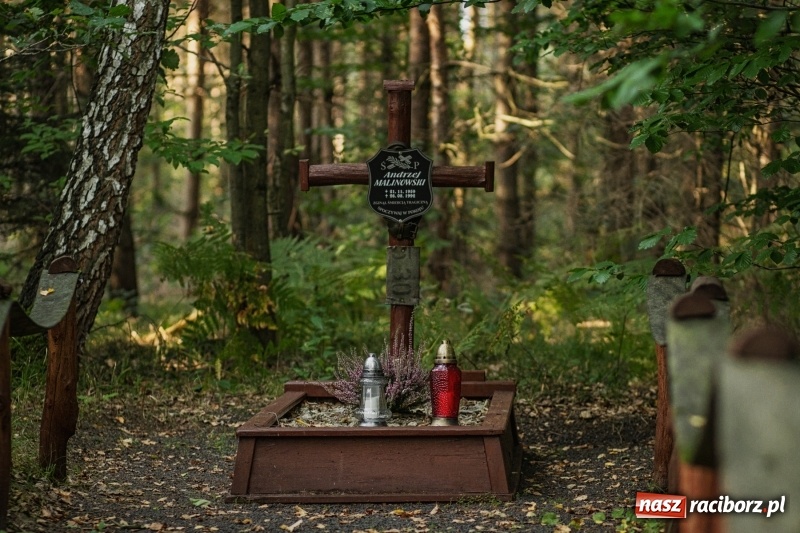 Zdjęcie w galerii na portalu naszraciborz.pl: Strażacy uczcili ofiary tragicznego pożaru lasów sprzed 25 lat wiadomości z regionu