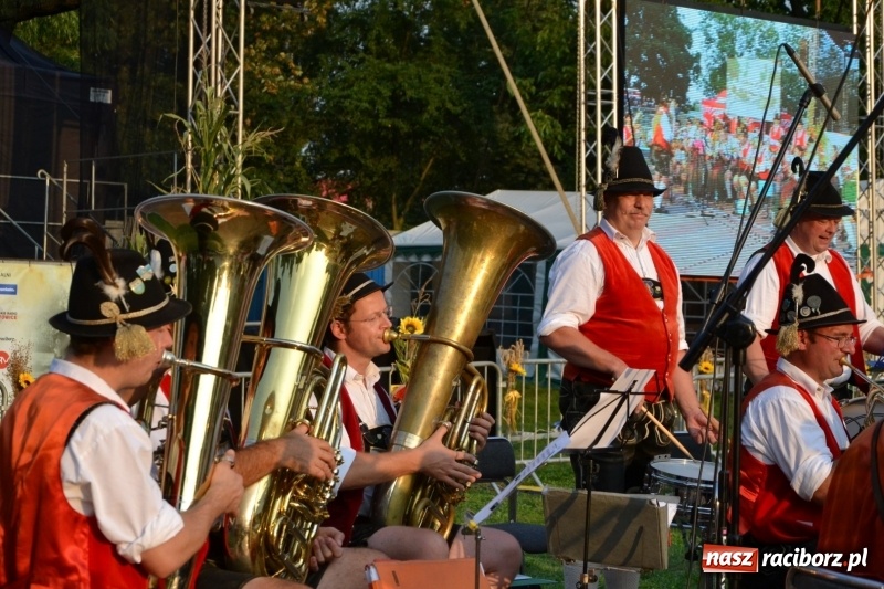 Zdjęcie w galerii na portalu naszraciborz.pl: Dożynki wojewódzkie w Tworkowie - w sobotę rozpoczęła się zabawa  wiadomości z regionu