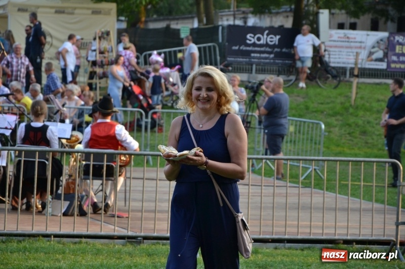 Zdjęcie w galerii na portalu naszraciborz.pl: Dożynki wojewódzkie w Tworkowie - w sobotę rozpoczęła się zabawa  wiadomości z regionu