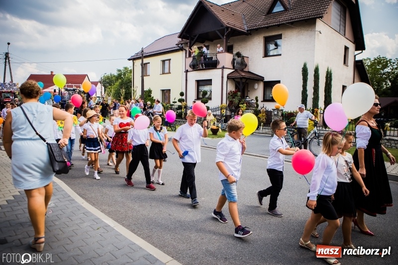 Zdjęcie w galerii na portalu naszraciborz.pl: Dwie orkiestry, kajakarze i drwale, a do tego szarpidruty - kolorowe i radosne dożynki wojewódzkie w Tworkowie  wiadomości z regionu
