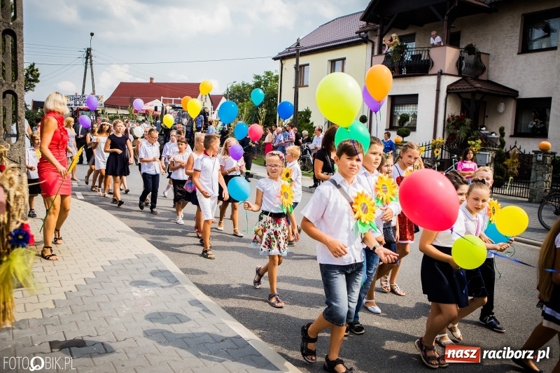 Zdjęcie w galerii na portalu naszraciborz.pl: Dwie orkiestry, kajakarze i drwale, a do tego szarpidruty - kolorowe i radosne dożynki wojewódzkie w Tworkowie  wiadomości z regionu