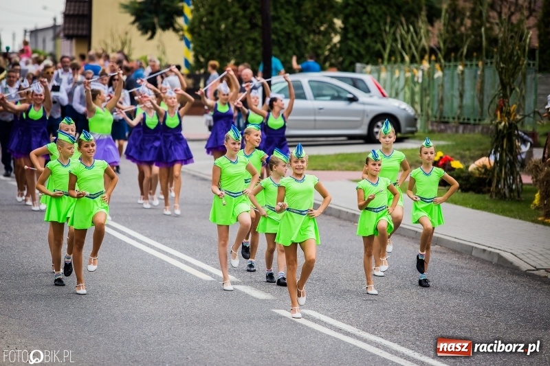 Zdjęcie w galerii na portalu naszraciborz.pl: Dwie orkiestry, kajakarze i drwale, a do tego szarpidruty - kolorowe i radosne dożynki wojewódzkie w Tworkowie  wiadomości z regionu
