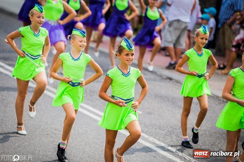 Zdjęcie w galerii na portalu naszraciborz.pl: Dwie orkiestry, kajakarze i drwale, a do tego szarpidruty - kolorowe i radosne dożynki wojewódzkie w Tworkowie  wiadomości z regionu