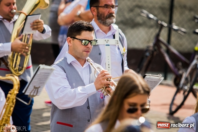 Zdjęcie w galerii na portalu naszraciborz.pl: Dwie orkiestry, kajakarze i drwale, a do tego szarpidruty - kolorowe i radosne dożynki wojewódzkie w Tworkowie  wiadomości z regionu