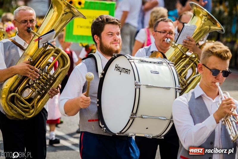 Zdjęcie w galerii na portalu naszraciborz.pl: Dwie orkiestry, kajakarze i drwale, a do tego szarpidruty - kolorowe i radosne dożynki wojewódzkie w Tworkowie  wiadomości z regionu