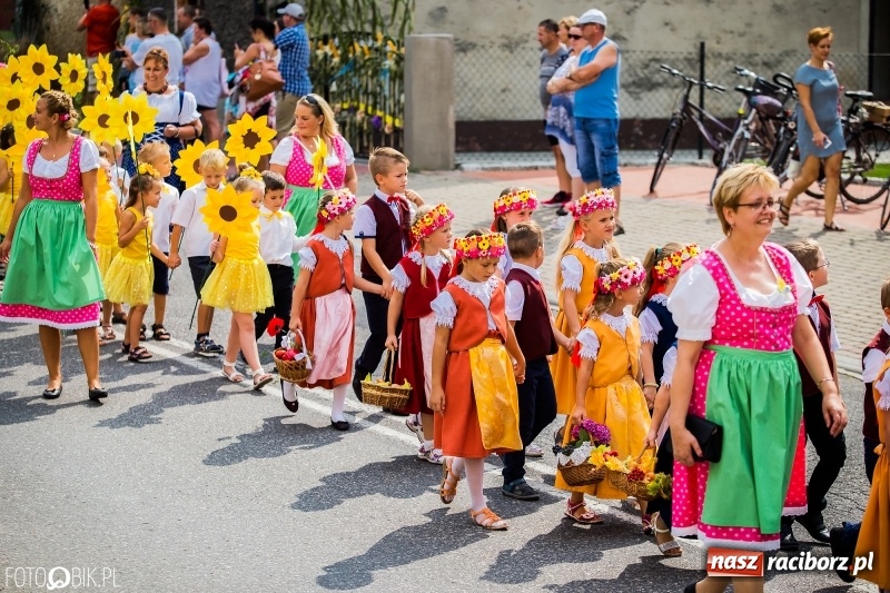 Zdjęcie w galerii na portalu naszraciborz.pl: Dwie orkiestry, kajakarze i drwale, a do tego szarpidruty - kolorowe i radosne dożynki wojewódzkie w Tworkowie  wiadomości z regionu
