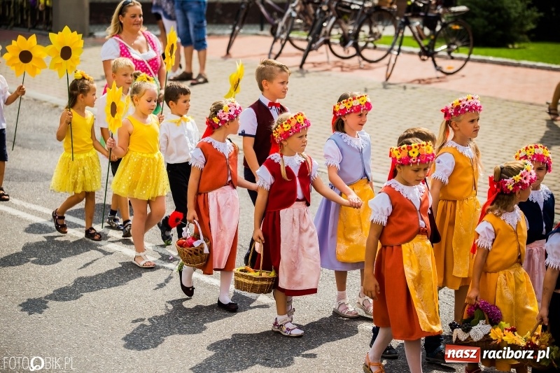 Zdjęcie w galerii na portalu naszraciborz.pl: Dwie orkiestry, kajakarze i drwale, a do tego szarpidruty - kolorowe i radosne dożynki wojewódzkie w Tworkowie  wiadomości z regionu