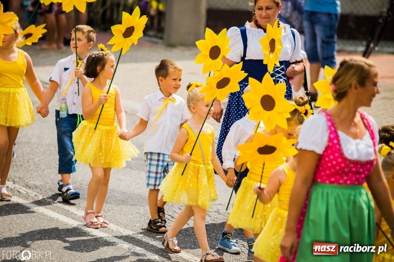 Zdjęcie w galerii na portalu naszraciborz.pl: Dwie orkiestry, kajakarze i drwale, a do tego szarpidruty - kolorowe i radosne dożynki wojewódzkie w Tworkowie  wiadomości z regionu