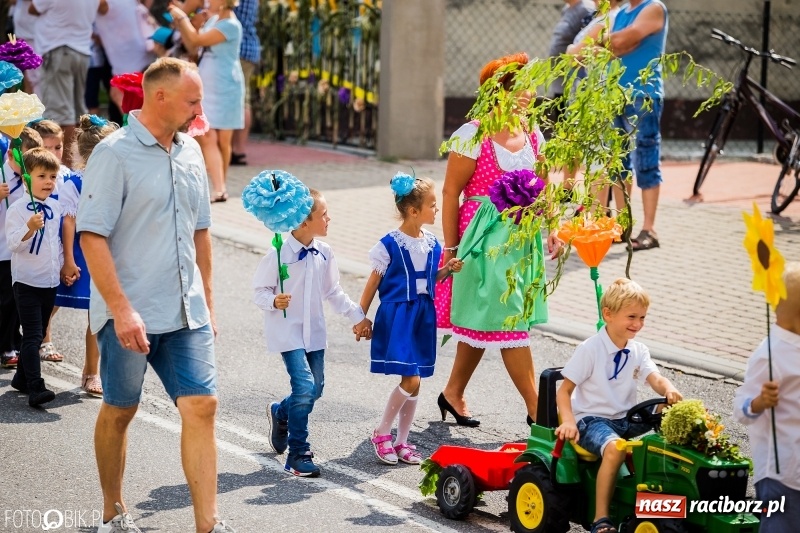 Zdjęcie w galerii na portalu naszraciborz.pl: Dwie orkiestry, kajakarze i drwale, a do tego szarpidruty - kolorowe i radosne dożynki wojewódzkie w Tworkowie  wiadomości z regionu