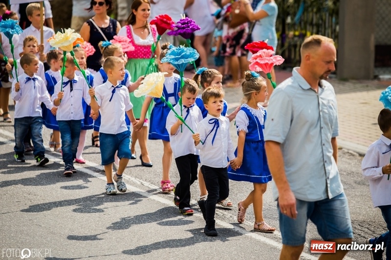 Zdjęcie w galerii na portalu naszraciborz.pl: Dwie orkiestry, kajakarze i drwale, a do tego szarpidruty - kolorowe i radosne dożynki wojewódzkie w Tworkowie  wiadomości z regionu
