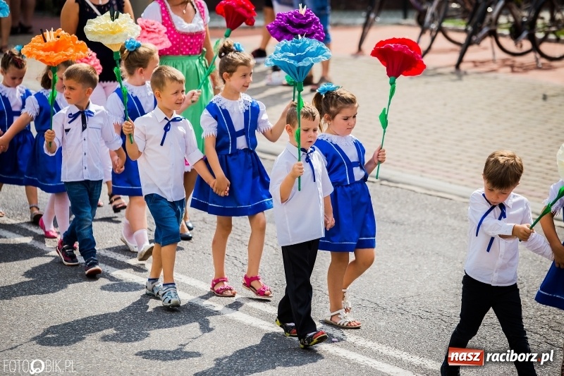 Zdjęcie w galerii na portalu naszraciborz.pl: Dwie orkiestry, kajakarze i drwale, a do tego szarpidruty - kolorowe i radosne dożynki wojewódzkie w Tworkowie  wiadomości z regionu