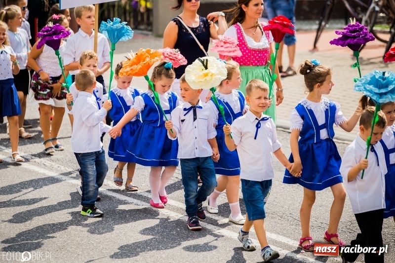 Zdjęcie w galerii na portalu naszraciborz.pl: Dwie orkiestry, kajakarze i drwale, a do tego szarpidruty - kolorowe i radosne dożynki wojewódzkie w Tworkowie  wiadomości z regionu