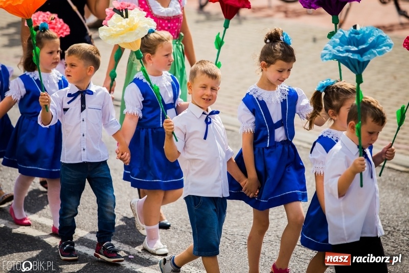 Zdjęcie w galerii na portalu naszraciborz.pl: Dwie orkiestry, kajakarze i drwale, a do tego szarpidruty - kolorowe i radosne dożynki wojewódzkie w Tworkowie  wiadomości z regionu