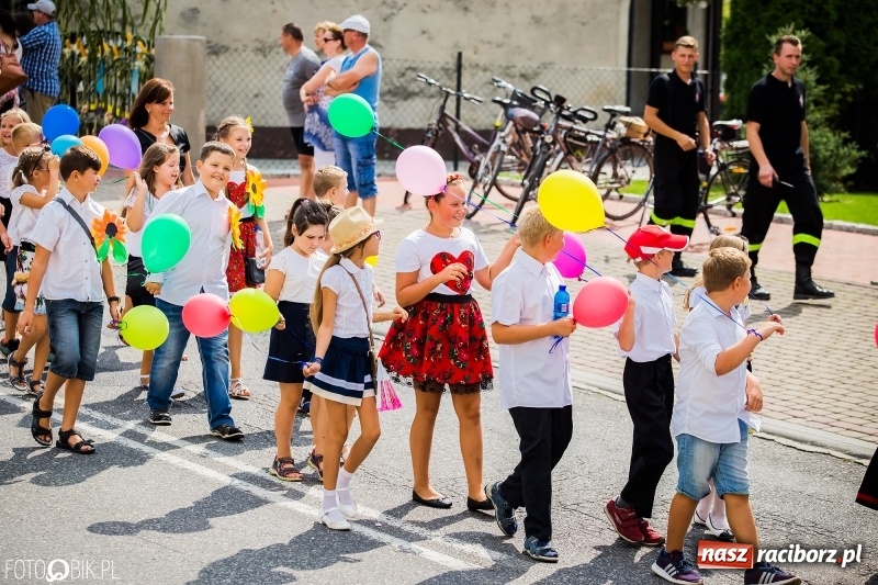 Zdjęcie w galerii na portalu naszraciborz.pl: Dwie orkiestry, kajakarze i drwale, a do tego szarpidruty - kolorowe i radosne dożynki wojewódzkie w Tworkowie  wiadomości z regionu