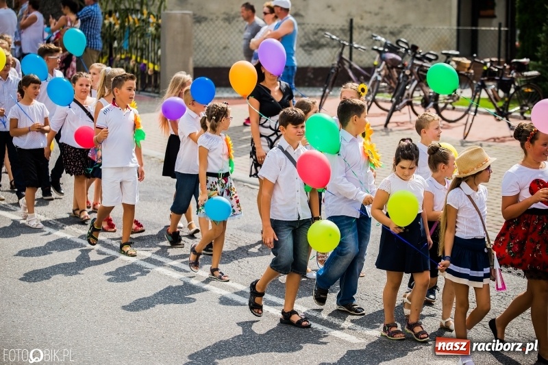 Zdjęcie w galerii na portalu naszraciborz.pl: Dwie orkiestry, kajakarze i drwale, a do tego szarpidruty - kolorowe i radosne dożynki wojewódzkie w Tworkowie  wiadomości z regionu