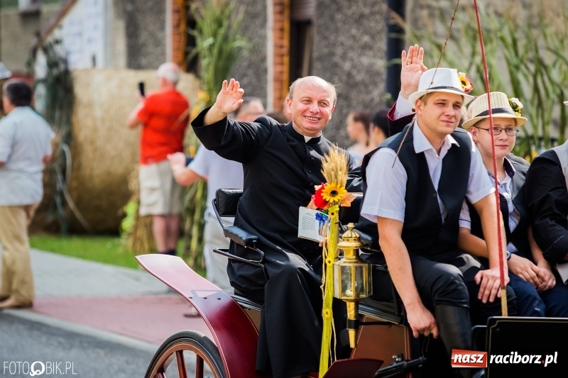 Zdjęcie w galerii na portalu naszraciborz.pl: Dwie orkiestry, kajakarze i drwale, a do tego szarpidruty - kolorowe i radosne dożynki wojewódzkie w Tworkowie  wiadomości z regionu