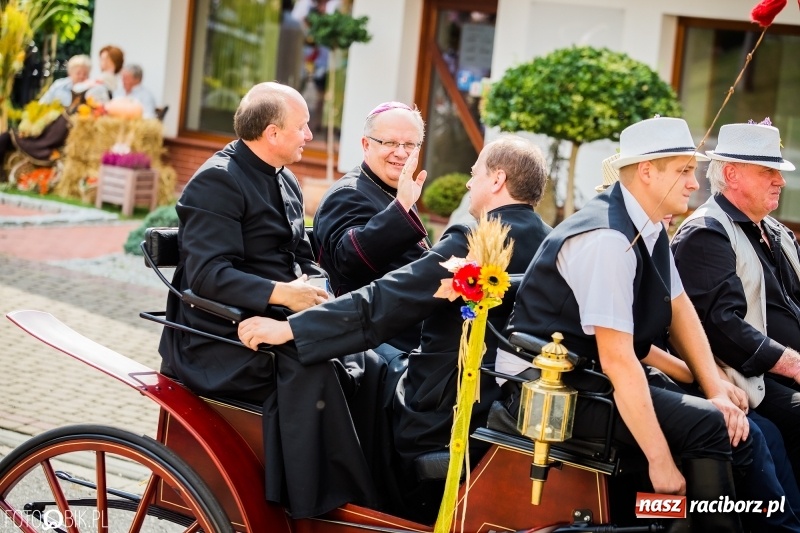 Zdjęcie w galerii na portalu naszraciborz.pl: Dwie orkiestry, kajakarze i drwale, a do tego szarpidruty - kolorowe i radosne dożynki wojewódzkie w Tworkowie  wiadomości z regionu