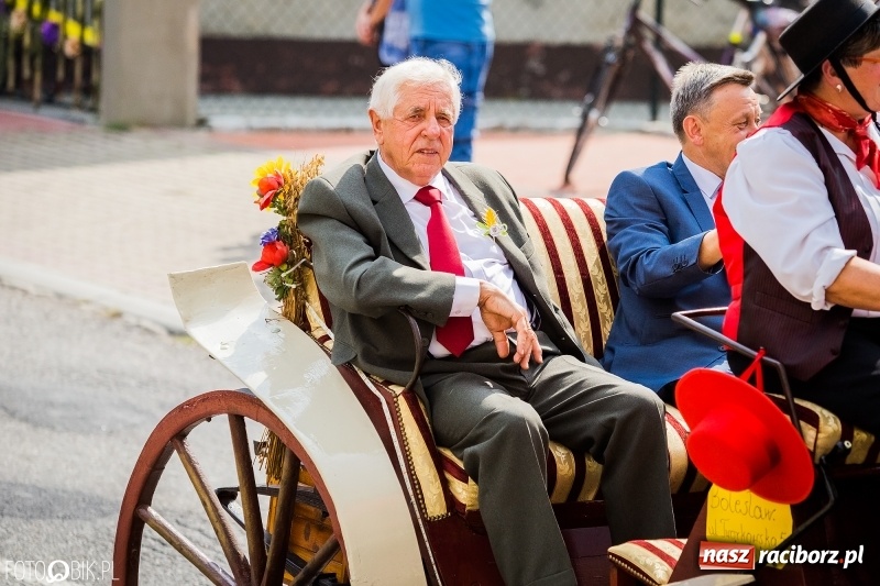 Zdjęcie w galerii na portalu naszraciborz.pl: Dwie orkiestry, kajakarze i drwale, a do tego szarpidruty - kolorowe i radosne dożynki wojewódzkie w Tworkowie  wiadomości z regionu