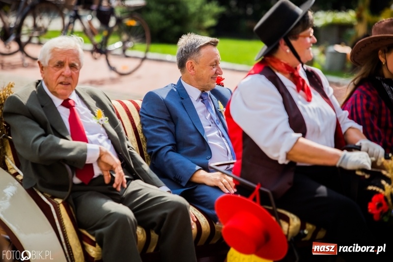 Zdjęcie w galerii na portalu naszraciborz.pl: Dwie orkiestry, kajakarze i drwale, a do tego szarpidruty - kolorowe i radosne dożynki wojewódzkie w Tworkowie  wiadomości z regionu