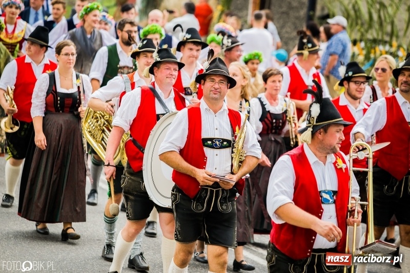 Zdjęcie w galerii na portalu naszraciborz.pl: Dwie orkiestry, kajakarze i drwale, a do tego szarpidruty - kolorowe i radosne dożynki wojewódzkie w Tworkowie  wiadomości z regionu