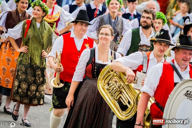 Zdjęcie w galerii na portalu naszraciborz.pl: Dwie orkiestry, kajakarze i drwale, a do tego szarpidruty - kolorowe i radosne dożynki wojewódzkie w Tworkowie  wiadomości z regionu