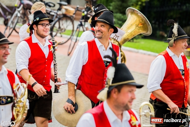 Zdjęcie w galerii na portalu naszraciborz.pl: Dwie orkiestry, kajakarze i drwale, a do tego szarpidruty - kolorowe i radosne dożynki wojewódzkie w Tworkowie  wiadomości z regionu