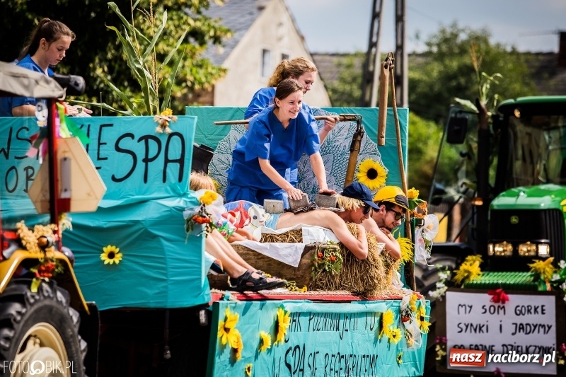 Zdjęcie w galerii na portalu naszraciborz.pl: Dwie orkiestry, kajakarze i drwale, a do tego szarpidruty - kolorowe i radosne dożynki wojewódzkie w Tworkowie  wiadomości z regionu