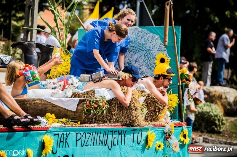 Zdjęcie w galerii na portalu naszraciborz.pl: Dwie orkiestry, kajakarze i drwale, a do tego szarpidruty - kolorowe i radosne dożynki wojewódzkie w Tworkowie  wiadomości z regionu