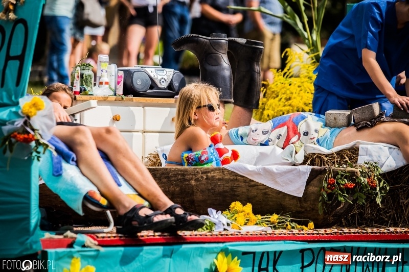 Zdjęcie w galerii na portalu naszraciborz.pl: Dwie orkiestry, kajakarze i drwale, a do tego szarpidruty - kolorowe i radosne dożynki wojewódzkie w Tworkowie  wiadomości z regionu