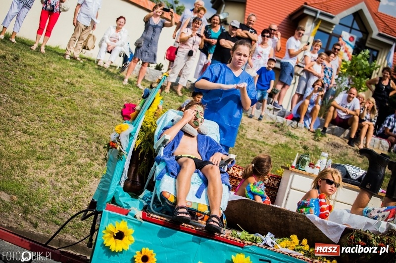 Zdjęcie w galerii na portalu naszraciborz.pl: Dwie orkiestry, kajakarze i drwale, a do tego szarpidruty - kolorowe i radosne dożynki wojewódzkie w Tworkowie  wiadomości z regionu