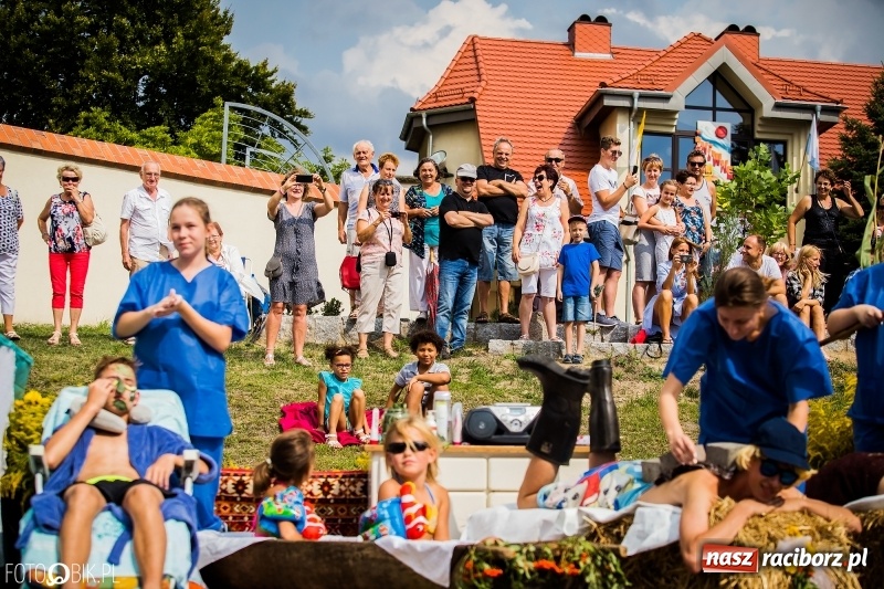 Zdjęcie w galerii na portalu naszraciborz.pl: Dwie orkiestry, kajakarze i drwale, a do tego szarpidruty - kolorowe i radosne dożynki wojewódzkie w Tworkowie  wiadomości z regionu